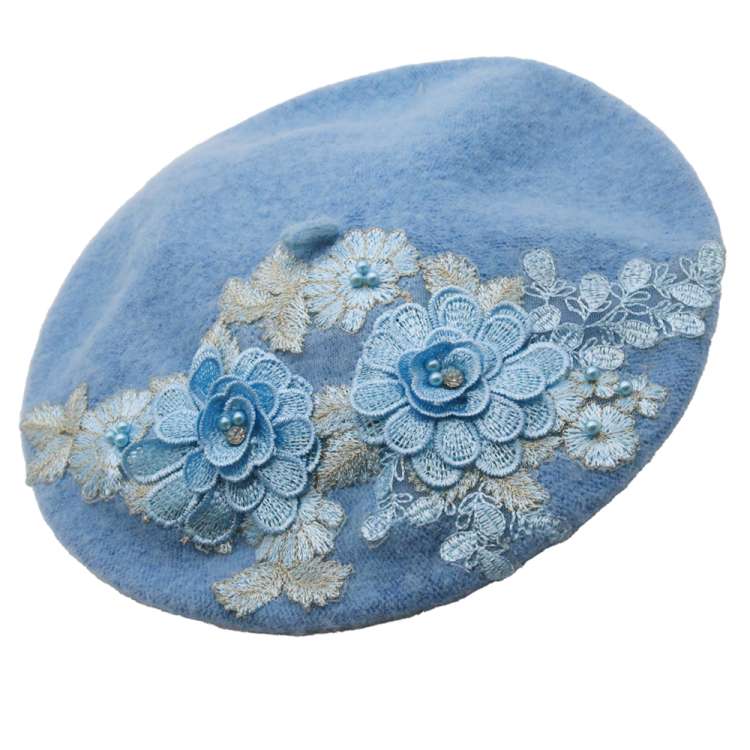 Hellblaues Barett mit Blumenspitze